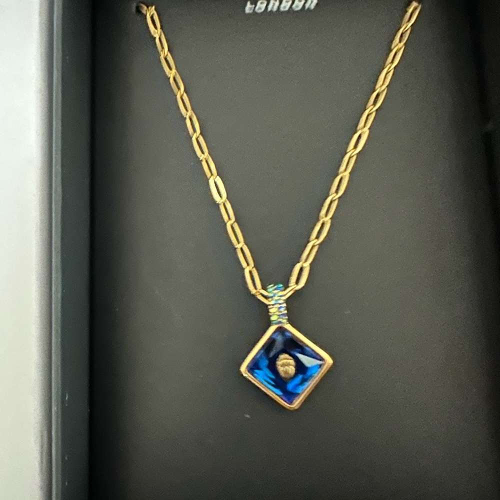 Kurt Geiger London Eagle Head Square Crystal Pendant Necklace in London Blue NIB - Picture 4 of 6